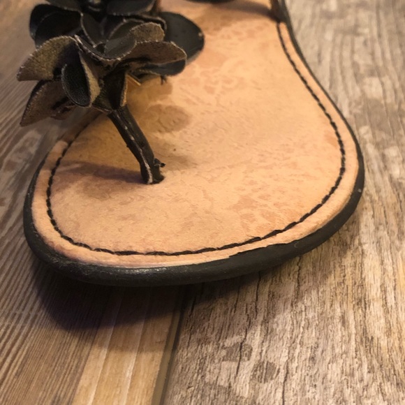 Used.  Sandals w/ adjustable buckle. - Picture 10 of 14